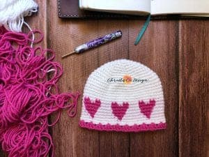 picture of white hat with pink hearts flat