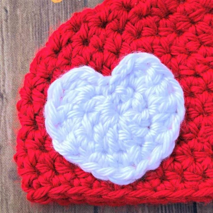 picture of white chunky crochet heart on read chunky beanie crochet pattern