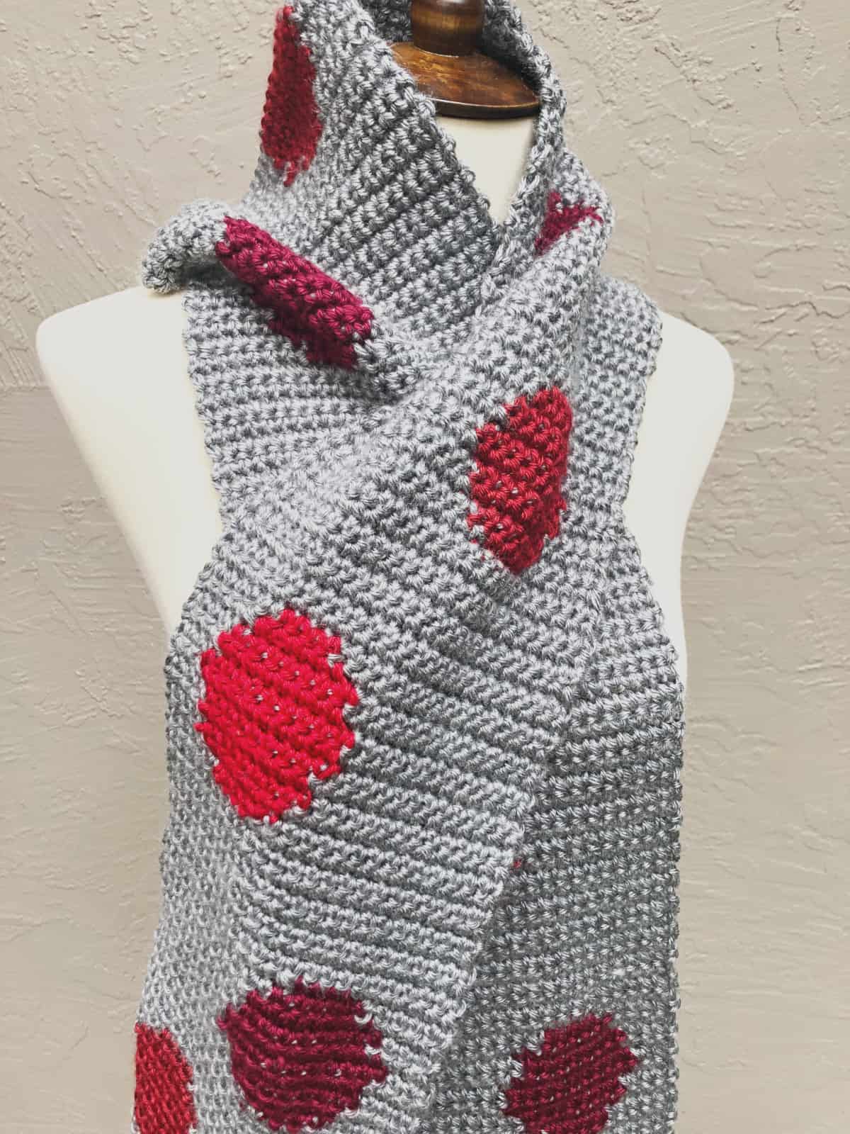 picture of mannequin with Rossi crochet scarf grey with red free pattern