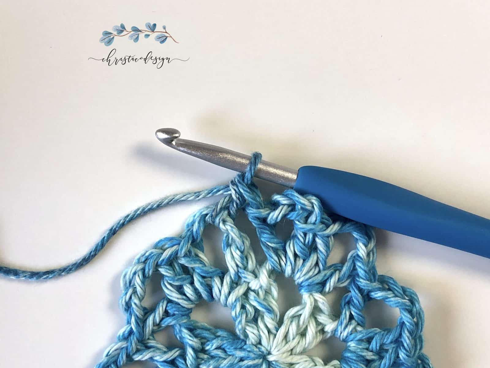 Continue round 3 without joining, place a double crochet in chain space.