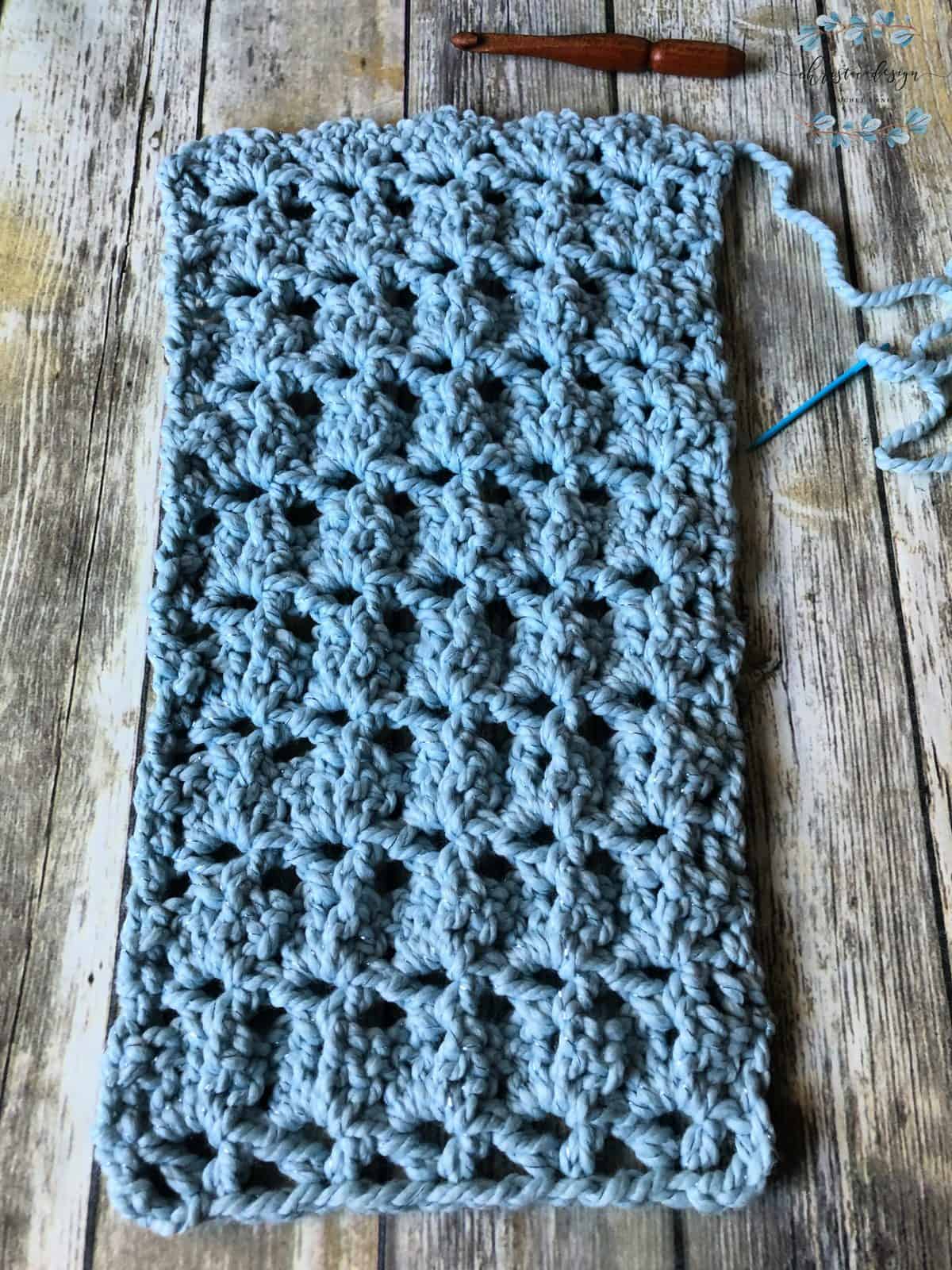 picture of easy chunky cowl laid flat