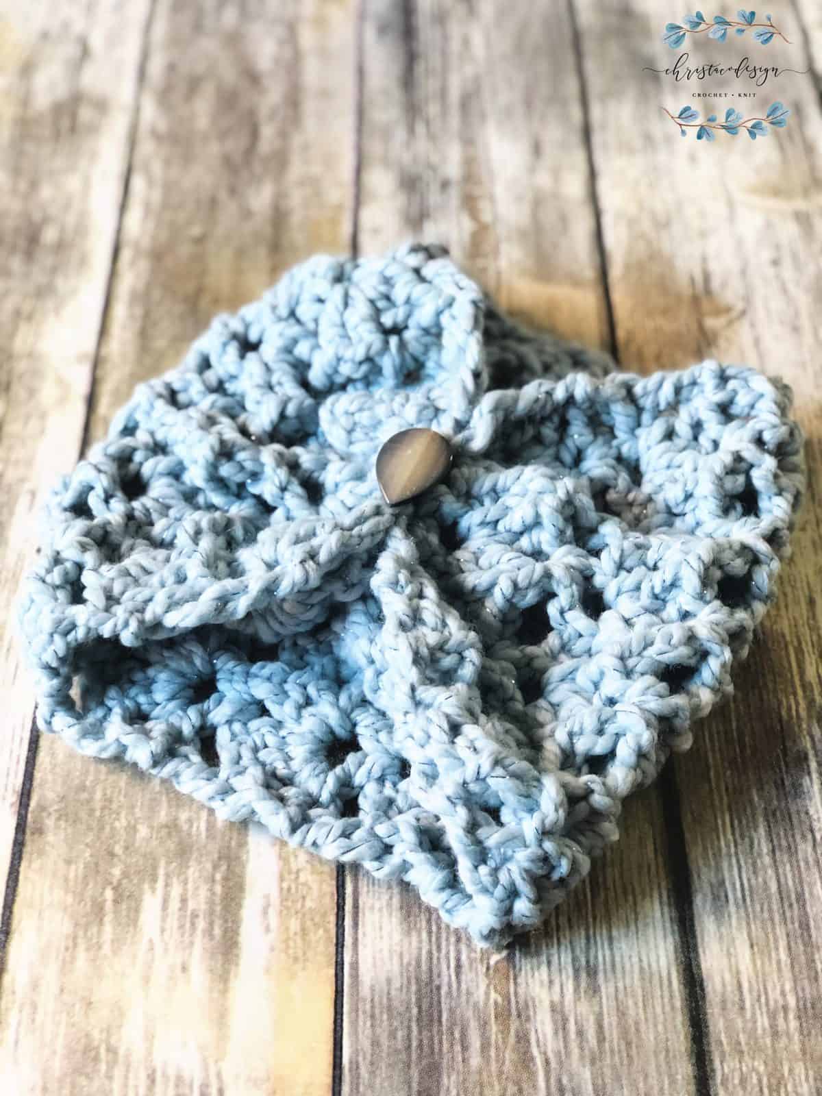 picture of easy chunky cowl with button