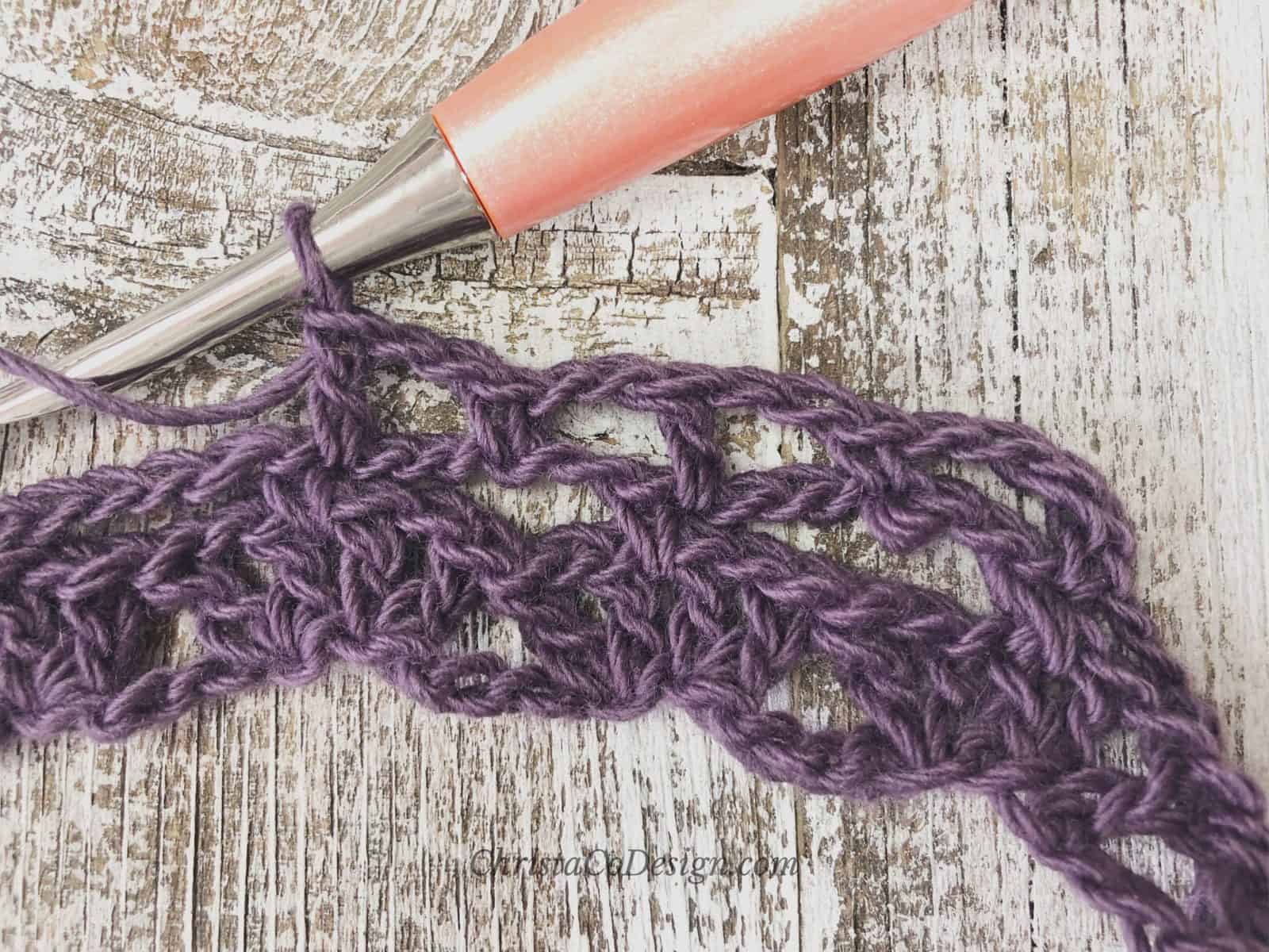 Alternating single crochet and double crochet between chains.