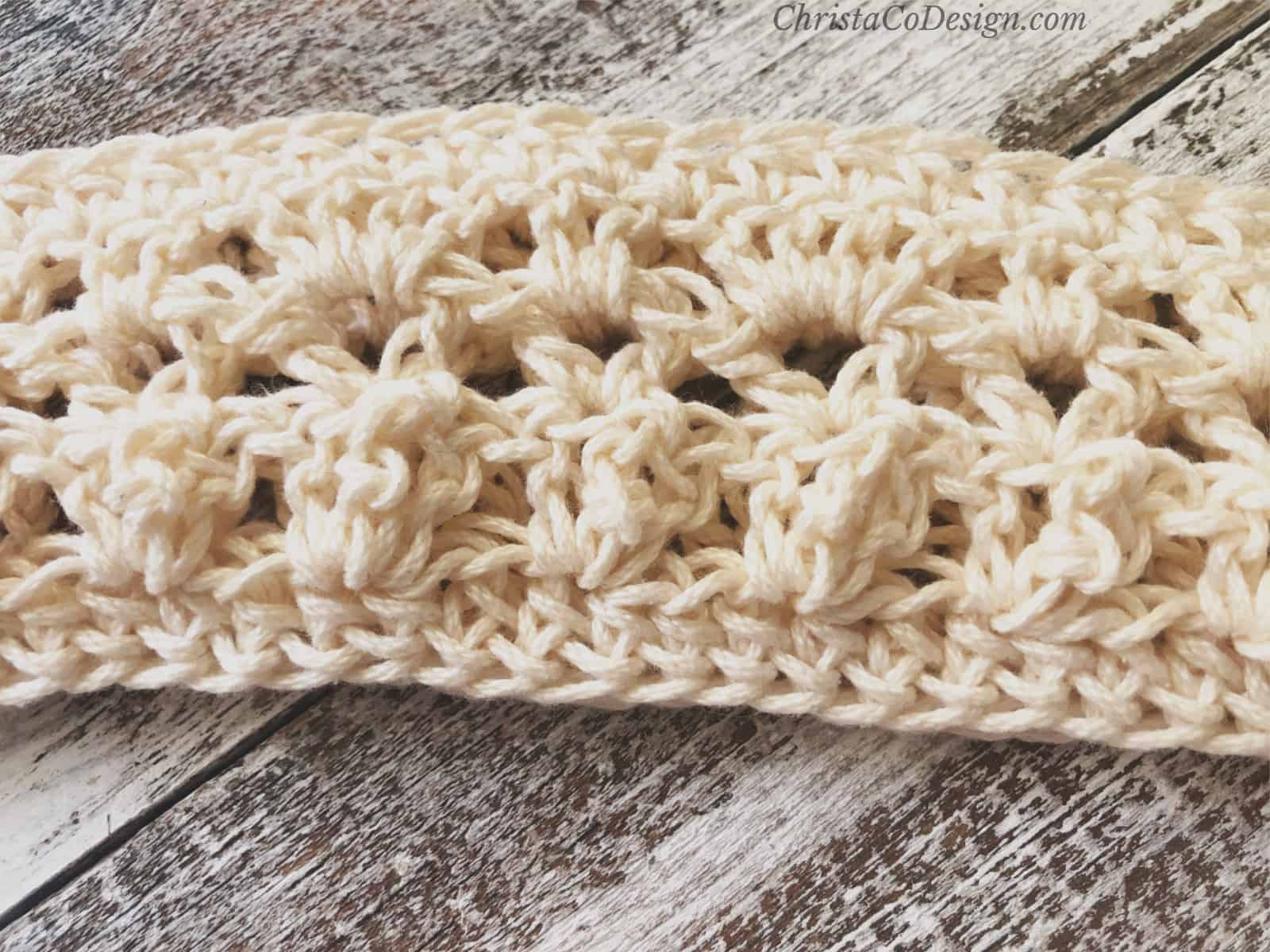 Crochet summer headband pattern in cream free in 5 sizes.