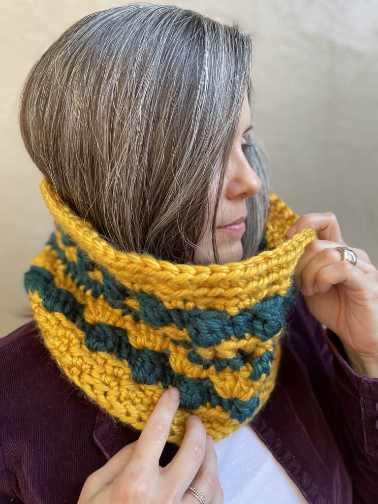 Cozy chunky gold and teal crochet cowl pattern.